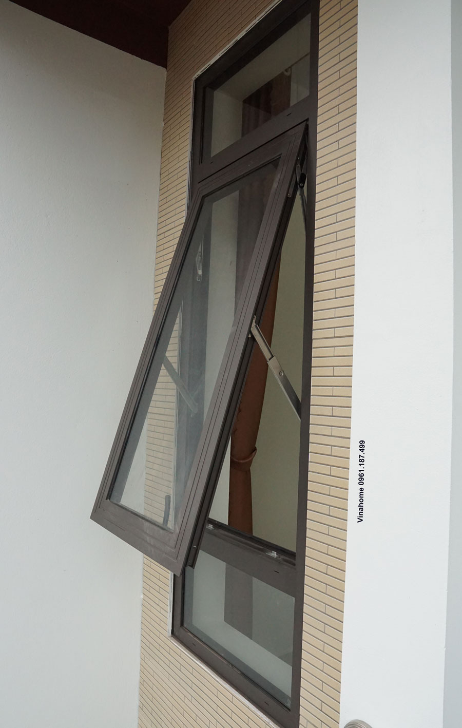 Cửa sổ mở hất 1 cánh: Nếu bạn đang muốn thiết kế một không gian thoáng mát và đầy ánh sáng, mẫu cửa sổ mở hất 1 cánh sẽ là lựa chọn tuyệt vời. Chúng tôi cung cấp nhiều loại cửa sổ để đáp ứng nhu cầu và sở thích của khách hàng.